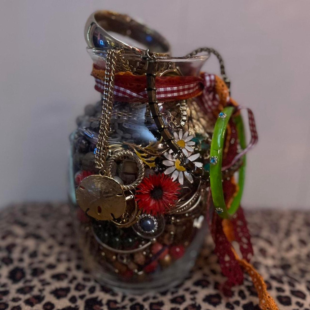 🕺 Large 70s Dream Mystery Jewelry Jar
Big jar = big retro energy - Picture 2 of 3